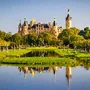 Schweriner Schloss spiegelt sich im See