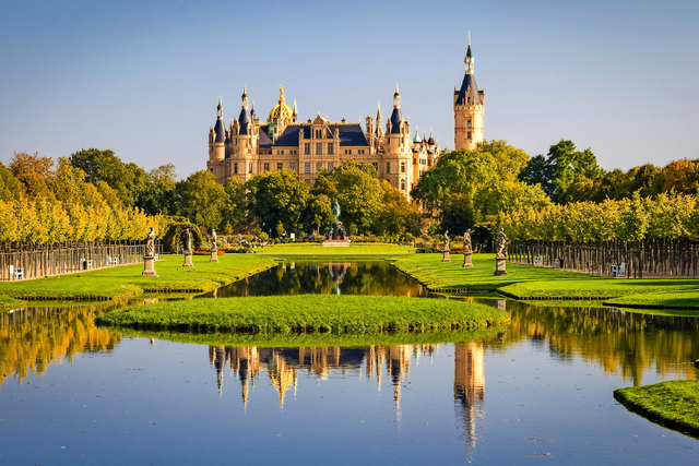 Schweriner Schloss spiegelt sich im See