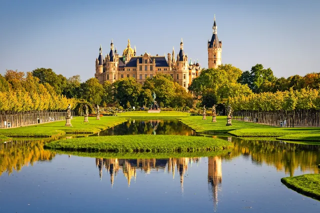 Schweriner Schloss spiegelt sich im See