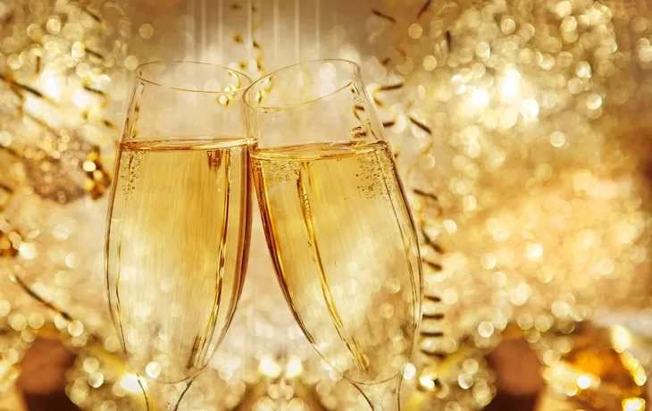 Silvester Sekt anstoßen