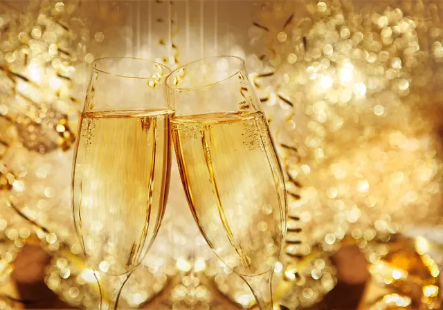 Silvester Sekt anstoßen
