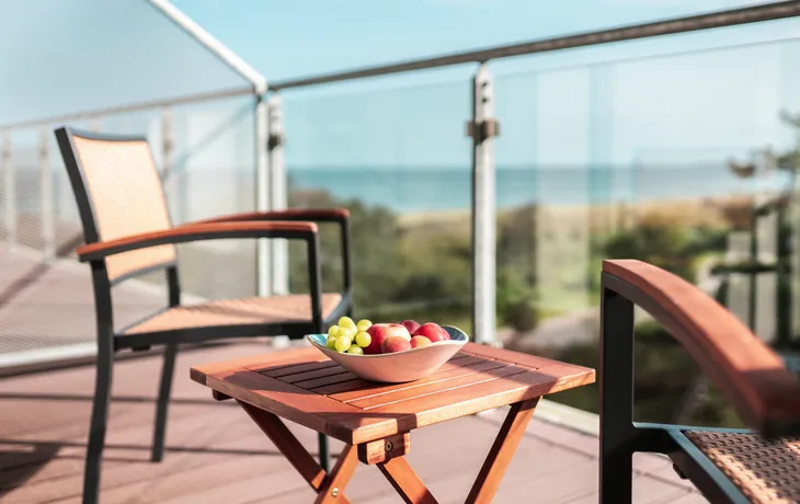 Zimmerbeispiel mit Balkon / seitl. Meerblick