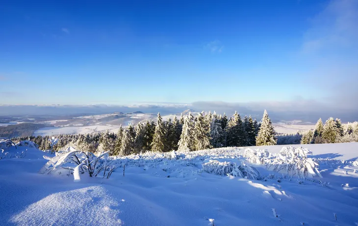Schneebedeckte Wasserkuppe in der Rhön