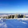 Schneebedeckte Wasserkuppe in der Rhön