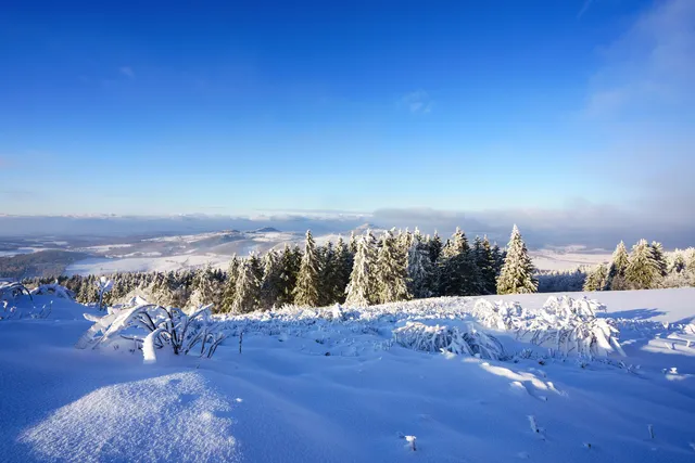 Schneebedeckte Wasserkuppe in der Rhön