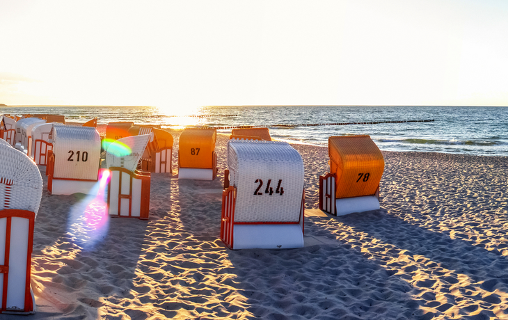 Strandkörbe am Strand von Zingst an der Ostsee, Deutschland 