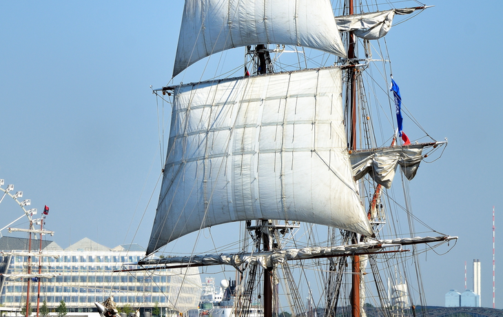 zweimastiges Segelschiff im Hamburger Hafen