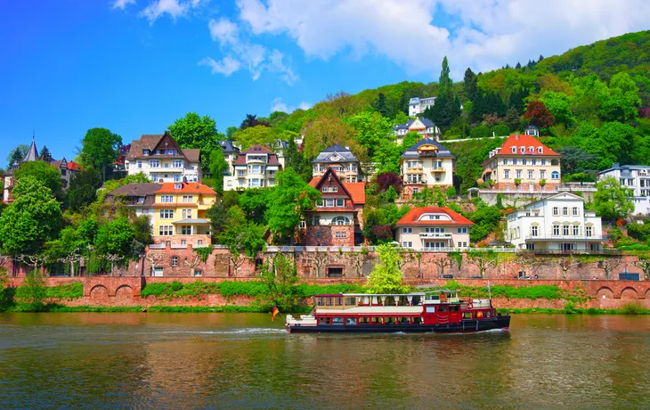 Schiff auf dem Neckar in Heidelberg