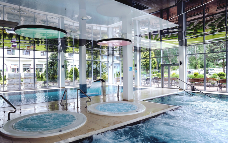 Schwimmbad mit Whirlpool