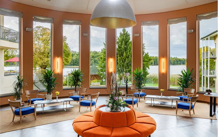 Lobby mit Seeblick